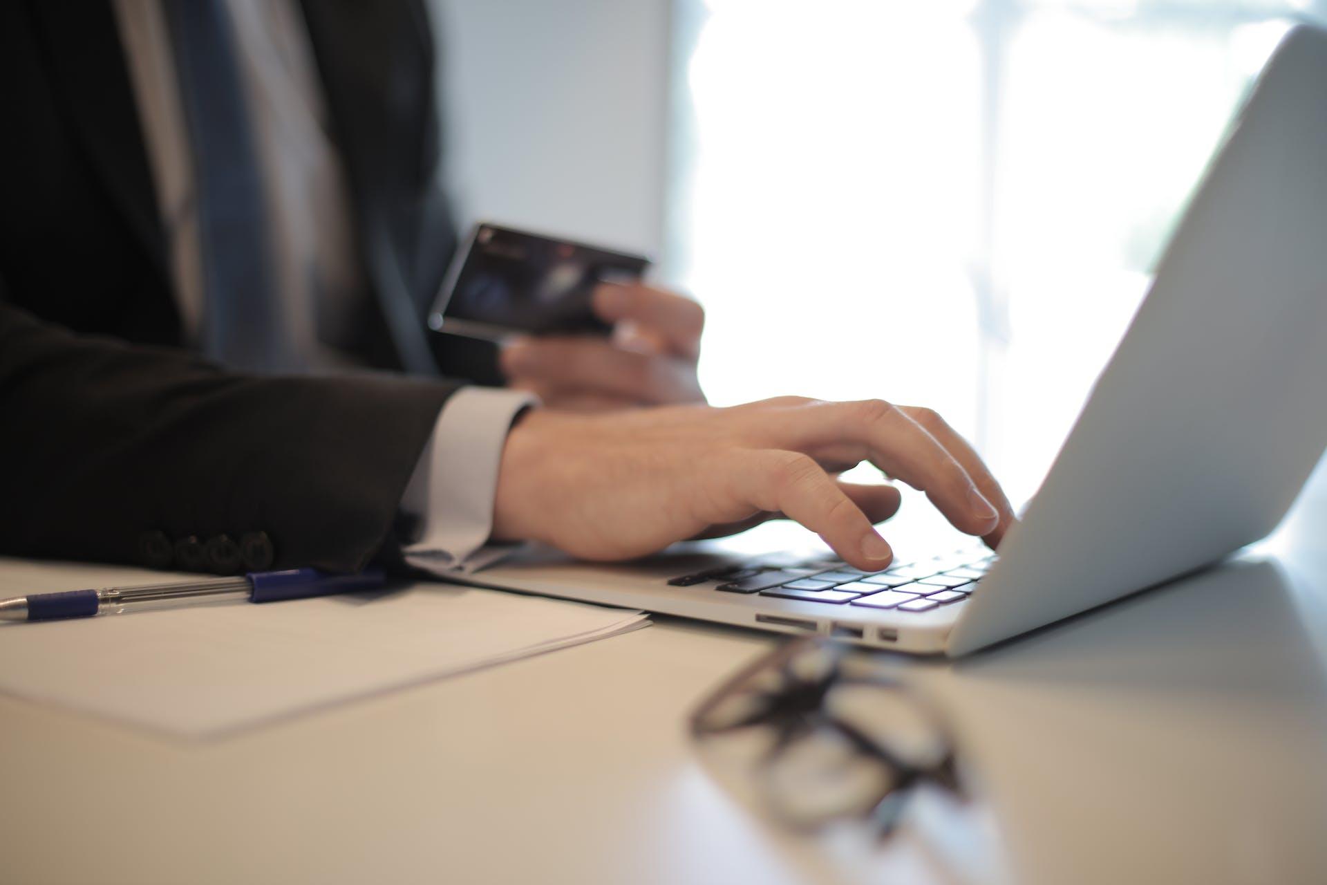 Coût du commerce électronique sur votre site web La diversité des fonctionnalités du commerce électronique va des processus de paiement et de l\'optimisation du panier à la gestion des stocks et des comptes clients. L\'intégration de ces options dans votre site web rend sa construction plus complexe et les coûts peuvent augmenter.